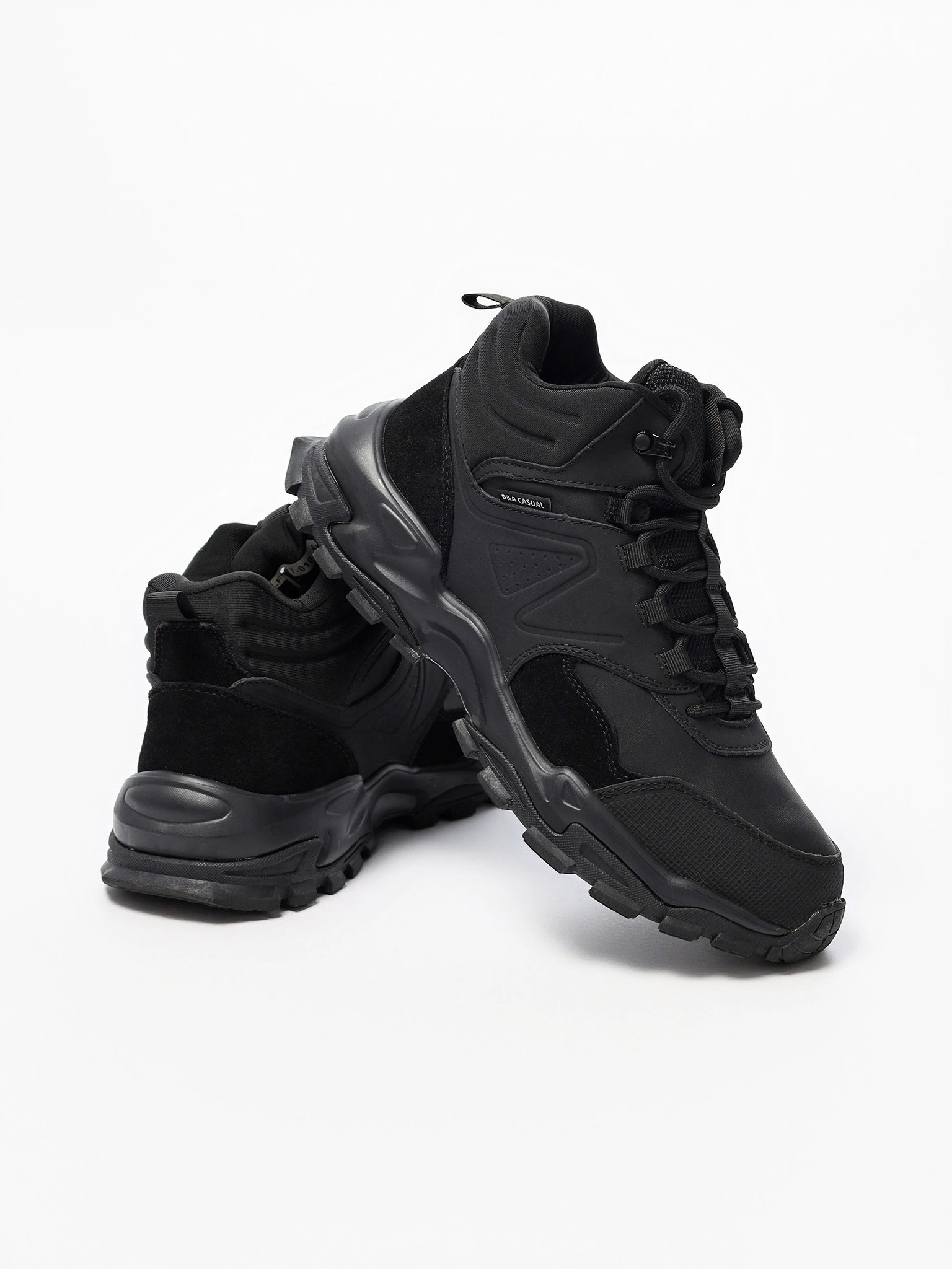 Кроссовки черного цвета комбинированные на средней объемной подошве